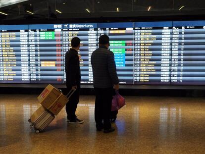 TWN07. TAOYUAN COUNTY (TAIWÁN), 29/01/2018.- Un panel informativo muestra la hora de salida de varios vuelos en el aeropuerto internacional de Taoyuan (Taiwán), el 29 de enero de 2018. Las aerolíneas chinas Ziamen Airlines y China Eastern Airlines han cancelado hoy, 30 de enero de 2018, un total de 176 vuelos que procedían de Taiwán con motivo de la celebración del Año Nuevo Chino porque las autoridades de Taiwán no han autorizado los vuelos, en una disputa por rutas comerciales aéreas entre ambos países, después de que el pasado día 19 de enero Taiwán denegase el permiso para 176 vuelos de aerolíneas chinas, destinados a transportar a isleños durante el Año Nuevo Lunar, por utilizar nuevas rutas que China activó sin consultar a Taipei. EFE/ David Chang