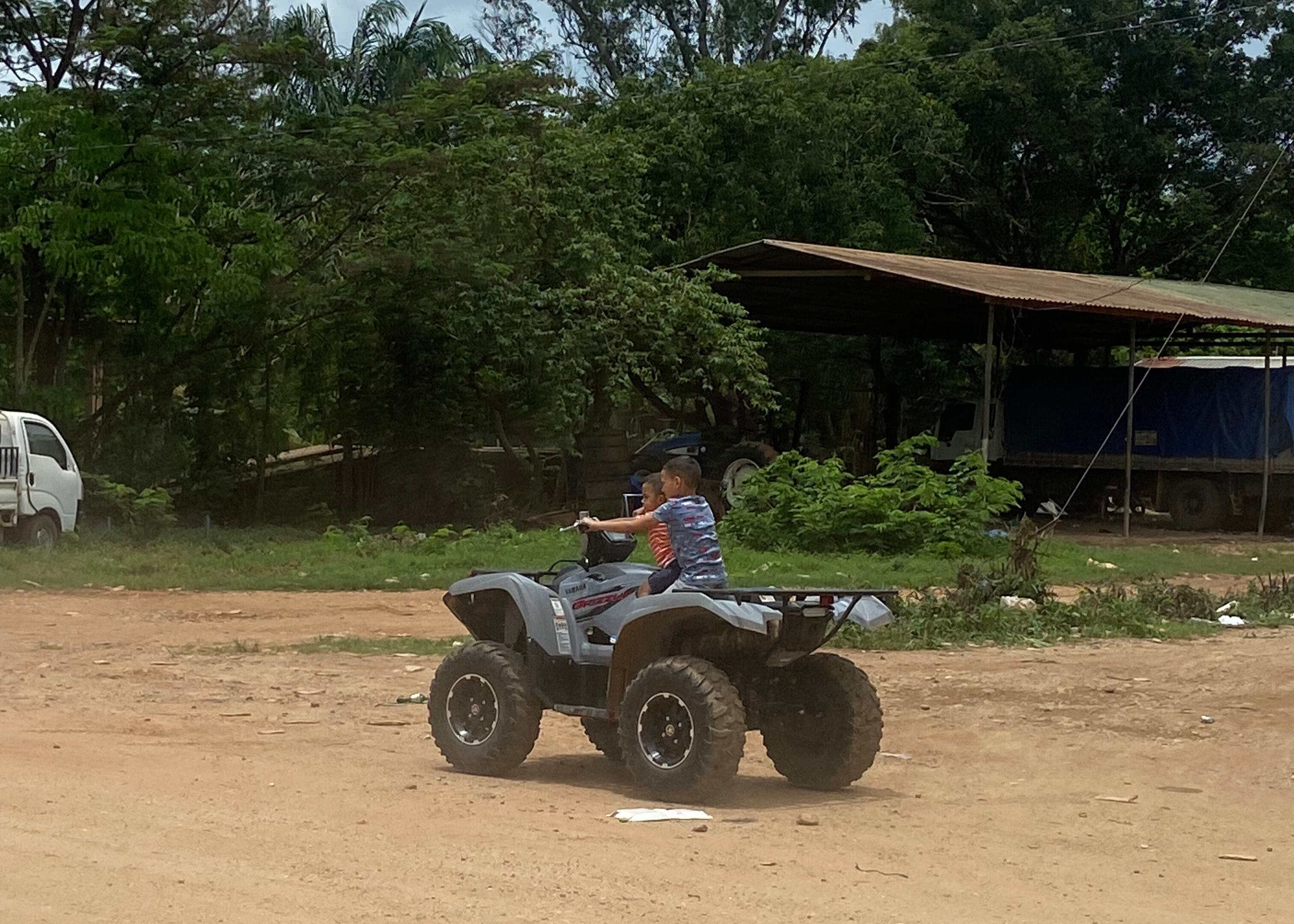 Niños indígenas miskitos recorren las calles de la aldea.