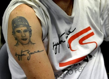 Un hombre luce un tatuaje que representa al piloto de Fórmula 1 brasileño Ayrton Senna, en Imola, Italia, 30 de abril 2014. Es un testamento al impacto duradero de Ayrton Senna en la Fórmula Uno, que el 20º aniversario de su muerte será observado esta semana con cinco días de conmemoraciones en la pista de Imola, donde tuvo su accidente fatal. Conductores ​​de F1, mecánicos, funcionarios de carrera y los aficionados tendrán que mostrar sus respetos a Senna y Roland Ratzenberger piloto austriaco, que también murió en el GP de San Marino de 1994.