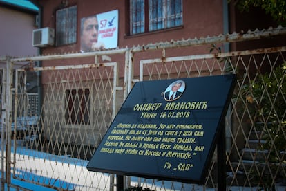 Placa en recuerdo a Oliver Ivanovic, asesinado en 2018, en el norte de Mitrovica.