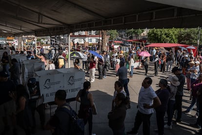 Una larga fila de personas que acuden a votar a la explanada de la coordinación territorial de Tecómitl, en la alcaldía Milpa Alta.