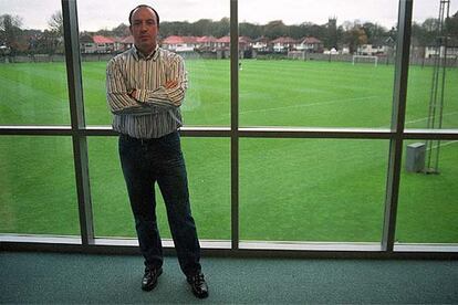 El <i>manager</i> Rafa Benítez posa en su despacho de Melwood, desde donde puede seguir los entrenamientos del Liverpool.