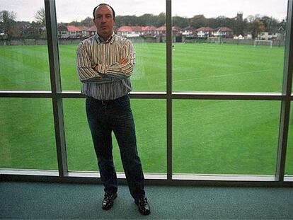 El <i>manager</i> Rafa Benítez posa en su despacho de Melwood, desde donde puede seguir los entrenamientos del Liverpool.