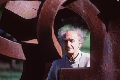 Eduardo Chillida, junto a una de sus obras en Chillida Leku.