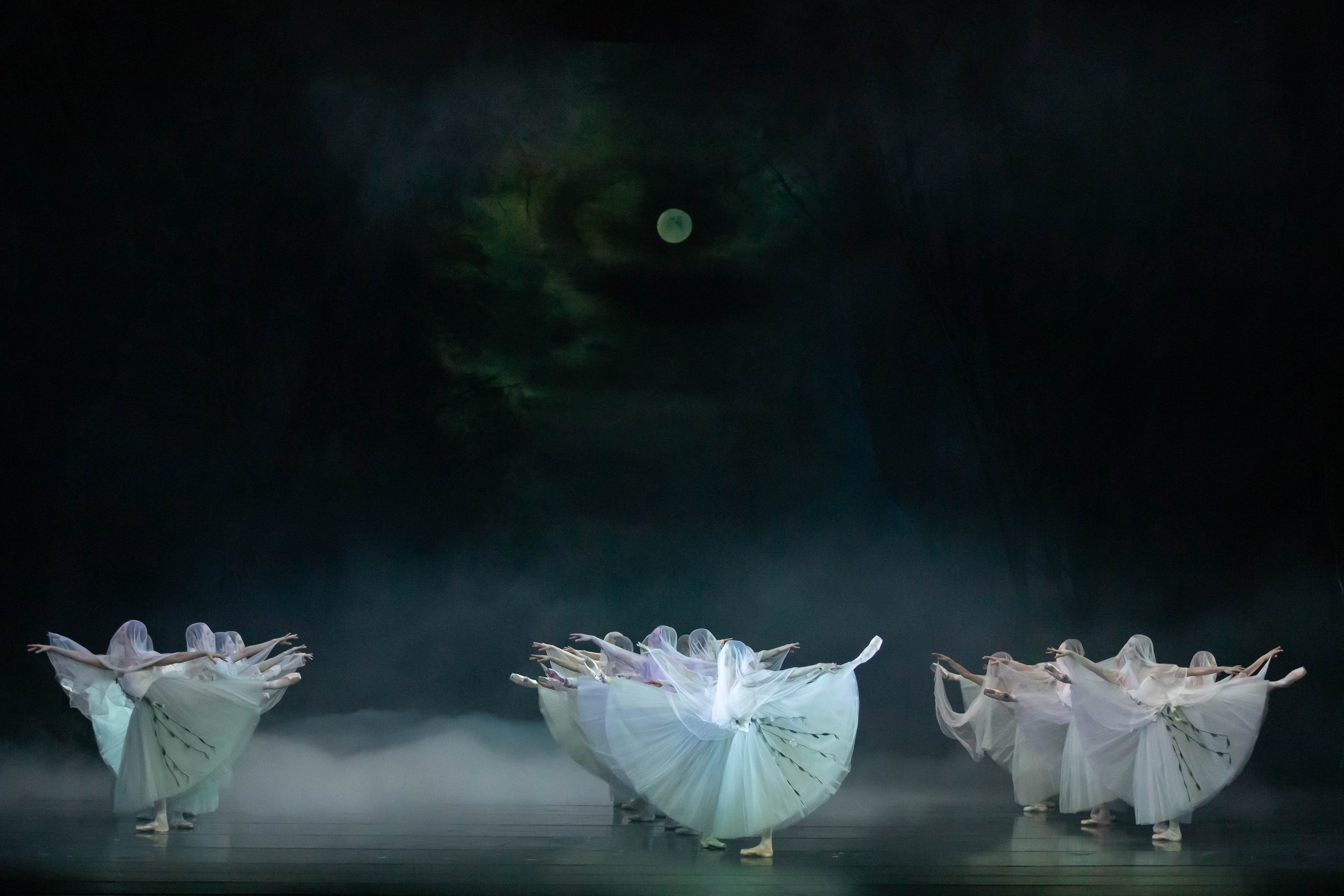 Un momento del segundo acto de Giselle. / Liceu