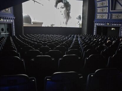 Sala 1 del cinema Comèdia, a la sessió de les 16.45, de la pel·lícula 'El guardià invisible'.