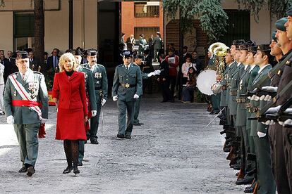 La subdelegada del Gobierno, Pilar Gallego Berruezo, pasa revista a los guardias civiles durante la celebración de la patrona del cuerpo.