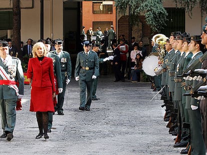 La subdelegada del Gobierno, Pilar Gallego Berruezo, pasa revista a los guardias civiles durante la celebración de la patrona del cuerpo.