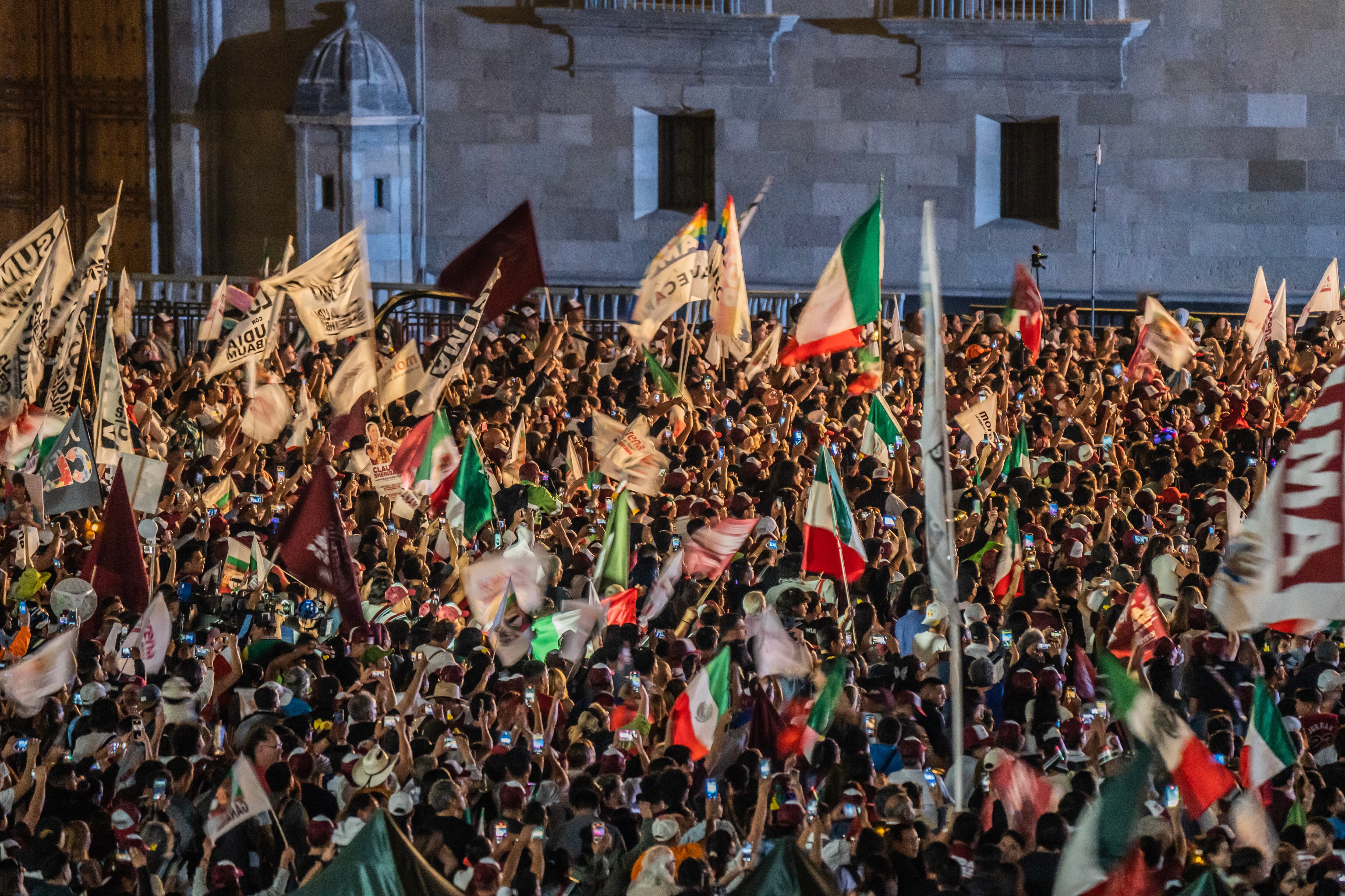 Simpatizantes de Morena en los festejos del Zócalo, la madrugada del 3 de junio, tras conocerse los resultados preliminares.