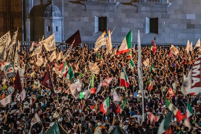 Sus seguidores se comenzaron a congregar en el Centro Histórico de Ciudad de México, al mismo tiempo que cerraban las casillas electorales.