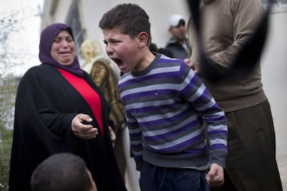 Un niño llora después de llegar del colegio y encontrar su casa demolida en el barrio Beit Hanina, Jerusalén este. El Ayuntamiento sostiene que la casa carecía de permisos.