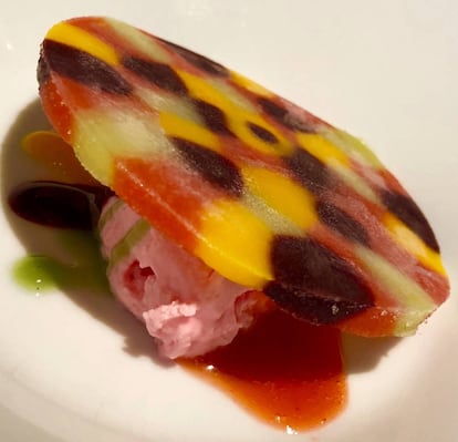 SORBETES DE MANGO, FRESA, MORA Y KIWI SOBRE ESPUMA DE CHOCOLATE BLANCO, AGUA DE ROSAS Y LICHI / CAPEL