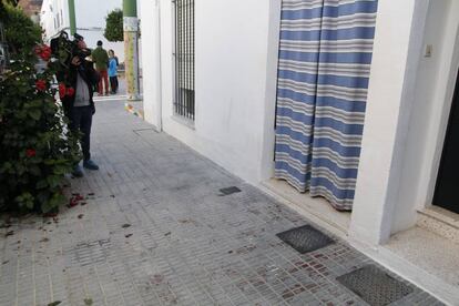 Un camar&oacute;grafo de televisi&oacute;n toma im&aacute;genes de la vivienda donde fue asesinado a tiros una mujer en Sanl&uacute;car la Mayor.