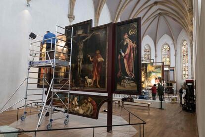 Un hombre trabaja en la restauración de la pintura 'La crucifixión' del retablo de Issenheim, esculpida por Nikolaus de Haguenau y pintada por Matthias Grunewald, en el museo Unterlinden, en Colmar (Francia).