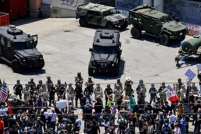 Oficiales de policía y miembros de la Guardia Nacional de California frente al edificio federal Edward R. Roybal durante una protesta contra las redadas federales de inmigración en Los Ángeles, California, el 10 de junio de 2025. 