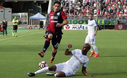 Fabio Pisacane (I) en su debut en Primera con el Cagliari este domingo. 