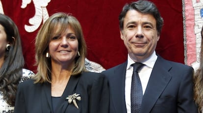 Ignacio González, con su mujer, Lourdes Cavero.