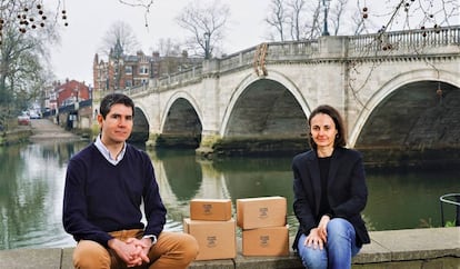 Javier Bello y Mónica Maurici, dueños de Fashionable Asia, a la orilla del Támesis en Londres.
