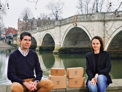 Javier Bello y Mónica Maurici, dueños de Fashionable Asia, a la orilla del Támesis en Londres.