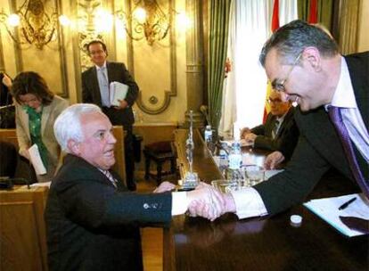 José Luis Baltar, concejal y presidente de la Diputación, felicita al alcalde de Ourense, Enrique Nóvoa, ayer en el ayuntamiento.