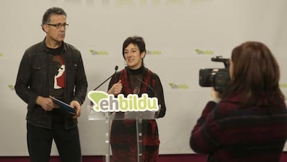 Xabier Mikel Errekondo y Maite Aristegi, diputados de Amaiur, en la comparecencia en la sede de Sortu de San Sebastián.