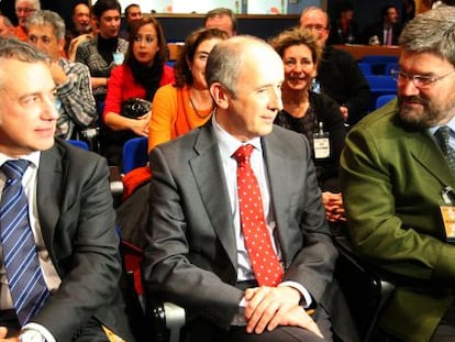 Desde la izquierda, Urkullu y sus consejeros Josu Erkoreka y Juan María Aburto, en la asamblea del PNV.