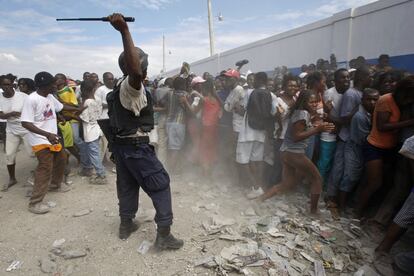Tampoco hay lugar para los vivos en Haití. Frente a la oficina de emigración de Puerto Príncipe se forman grandes colas para obtener la documentación necesaria para salir del país.