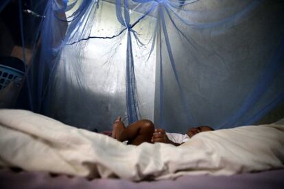 Un bebé de tres meses duerme protegido por una mosquitera en Abiyán, Costa de Marfíl, en la víspera de celebración del Día Mundial contra la Malaria.