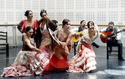 Integrantes del espectáculo "Alento y Zaguán", ahora en el Teatro de la Zarzuela, durante un ensayo.