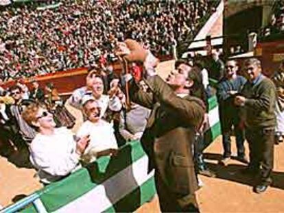 Eduardo Zaplana probó tinto de una bota en la conmemoración del Día de Andalucía, ayer, en Valencia.