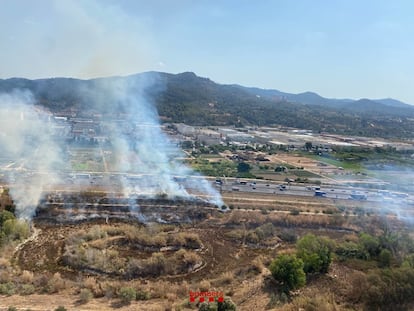 Incendio en el margen de la B-23, en Molins de Rei (Barcelona), el 5 de agosto de 2022, en una imagen cedida por los Bombers.