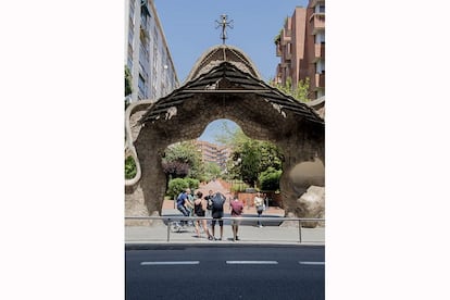 El portal Miralles es lo único que queda del muro que Gaudí construyó en 1901 para rodear la finca Miralles.