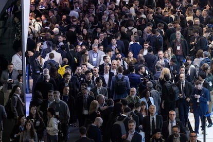 Visitantes en el primer día del Mobile World Congress, esta mañana en Barcelona.