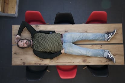 Ricardo Vicente sobre la mesa de su oficina de representación en Madrid.