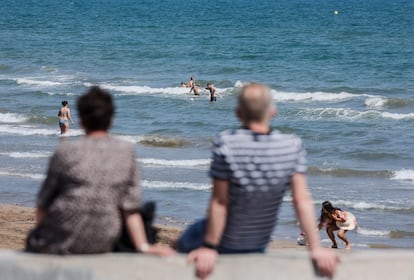 Varias personas se bañaban este miércoles en la playa de la Malvarrosa, en Valencia.