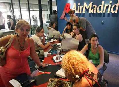 Pasajeros afectados por la crisis de Air Madrid, en las oficinas de Buenos Aires.