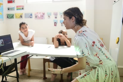 Janira impartiendo una clase en la escuela de la ONG 26 Letters.