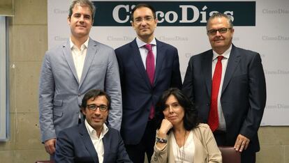 De pie y de izquierda a derecha; Christian Palomino (Meli&aacute; Hotels International), Juan F. Gago (Minsait-Indra), Felipe Amores (F&aacute;brica Nacional de Moneda y Timbre); sentados, Jos&eacute; Cabanas (Estrella Galicia) y Mar Pereira (Agencia para la Modernizaci&oacute;n Tecnol&oacute;gica de Galicia). 
 
 