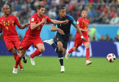 Mbappé sale en carrera frente al belga Jan Vertonghen.