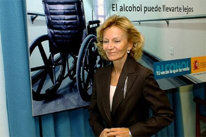 La ministra de Sanidad, Elena Salgado, posa delante del cartel de la campaña para prevenir el consumo de alcohol.