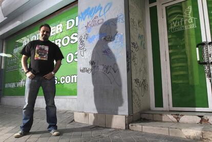 El director de cine aficionado Antonio de Prada ante la puerta de lo que fue el local Rock-Ola.