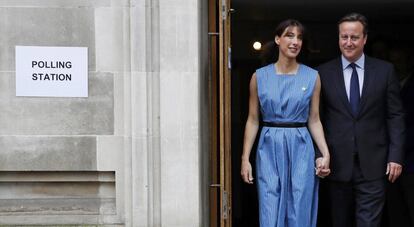 El Primer Ministro británico, David Cameron y su esposa, Samantha , tras votar en un colegio electoral en Londres.