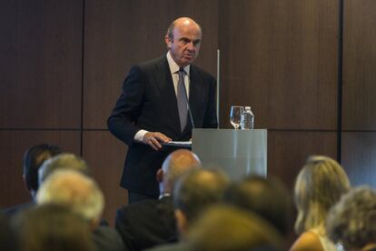 Luis de Guindos en el momento de su intervención inaugural en el foro económico 'Latinoamérica, España y los Estados Unidos en la economía global', organizado por EL PAÍS y la Cámara de Comercio España-EEUU, en Nueva York.