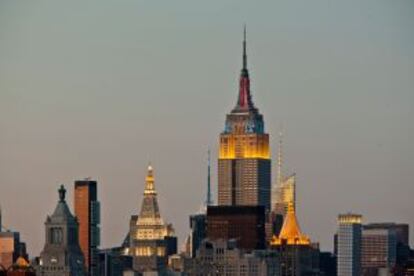 Vista del Empire State iluminado al atardecer, en Manhattan (Nueva York).