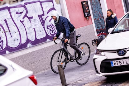 Un ciclista circula por la acera en una calle del centro de Madrid.