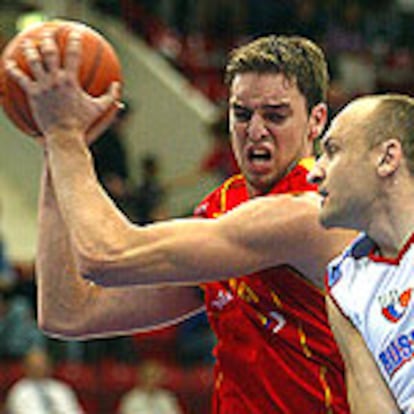 Pau Gasol controla el balón ante el acoso de Soiloviev.