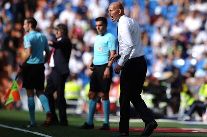 Zinedine Zidane, en la zona técnica, durante el Madrid-Osasuna.