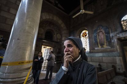 Una monja llora en el interior de la catedral cristiana copta de El Cairo tras el ataque terrorista donde al menos 25 personas han muerto y otras 49 resultaron heridas.