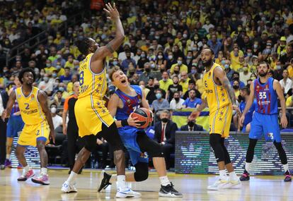 Jokubaitis, con el balón, intenta superar a Jalen Reynolds