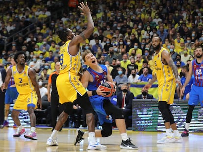 Jokubaitis, con el balón, intenta superar a Jalen Reynolds durante el partido entre el Maccabi y el Barcelona.